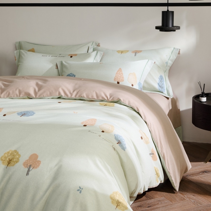 91家纺网 家纺一手货源 找家纺 薏思家纺 2025新款全棉纯棉活性生态磨毛数码印花四件套-条格卡通类 柏林少女-绿