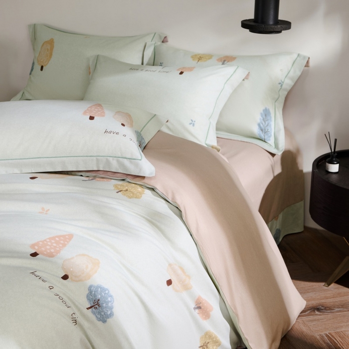 91家纺网 家纺一手货源 找家纺 薏思家纺 2025新款全棉纯棉活性生态磨毛数码印花四件套-条格卡通类 柏林少女-绿