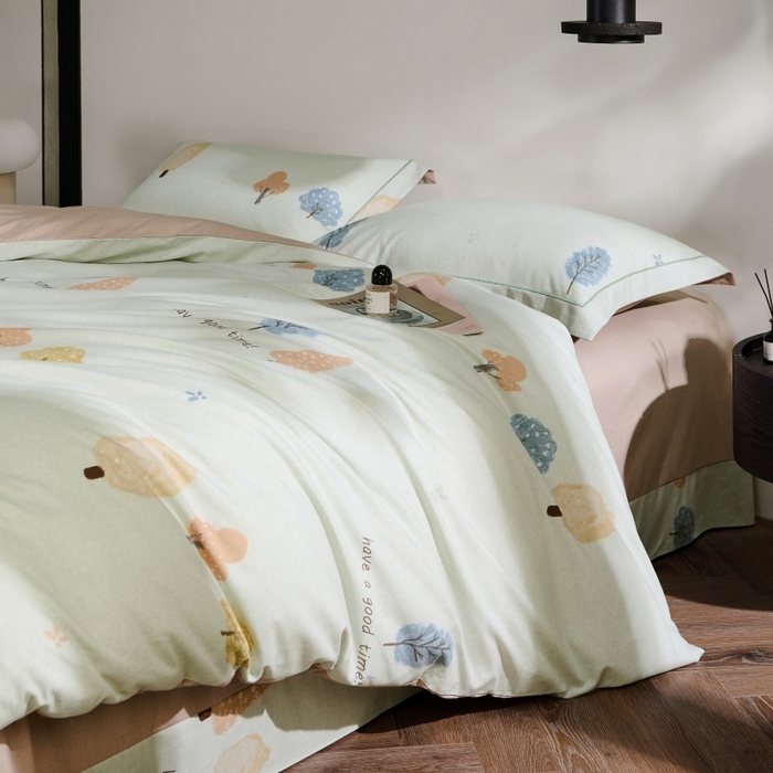 91家纺网 家纺一手货源 找家纺 薏思家纺 2025新款全棉纯棉活性生态磨毛数码印花四件套-条格卡通类 柏林少女-绿