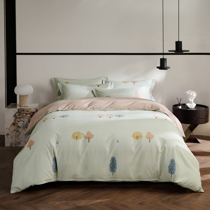 91家纺网 家纺一手货源 找家纺 薏思家纺 2025新款全棉纯棉活性生态磨毛数码印花四件套-条格卡通类 柏林少女-绿