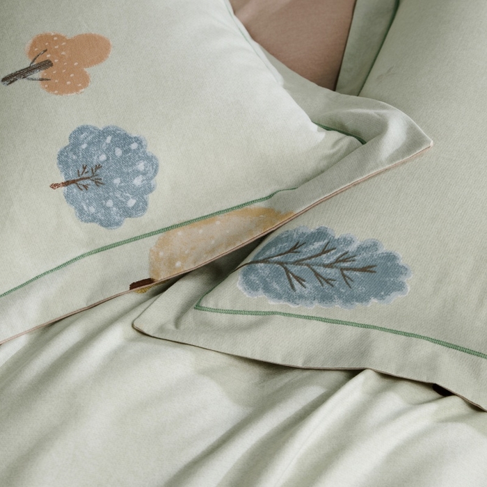 91家纺网 家纺一手货源 找家纺 薏思家纺 2025新款全棉纯棉活性生态磨毛数码印花四件套-条格卡通类 柏林少女-绿