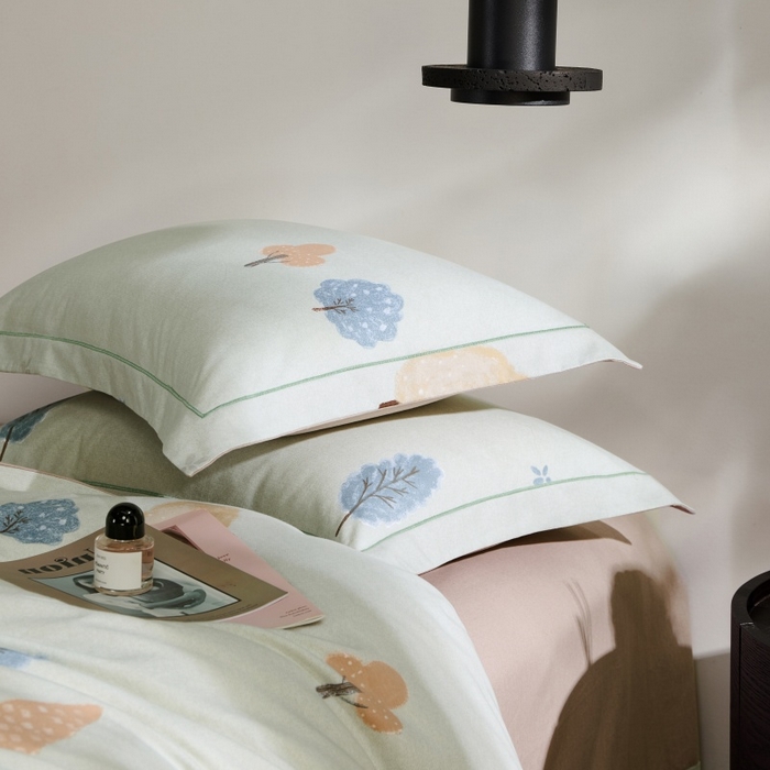 91家纺网 家纺一手货源 找家纺 薏思家纺 2025新款全棉纯棉活性生态磨毛数码印花四件套-条格卡通类 柏林少女-绿