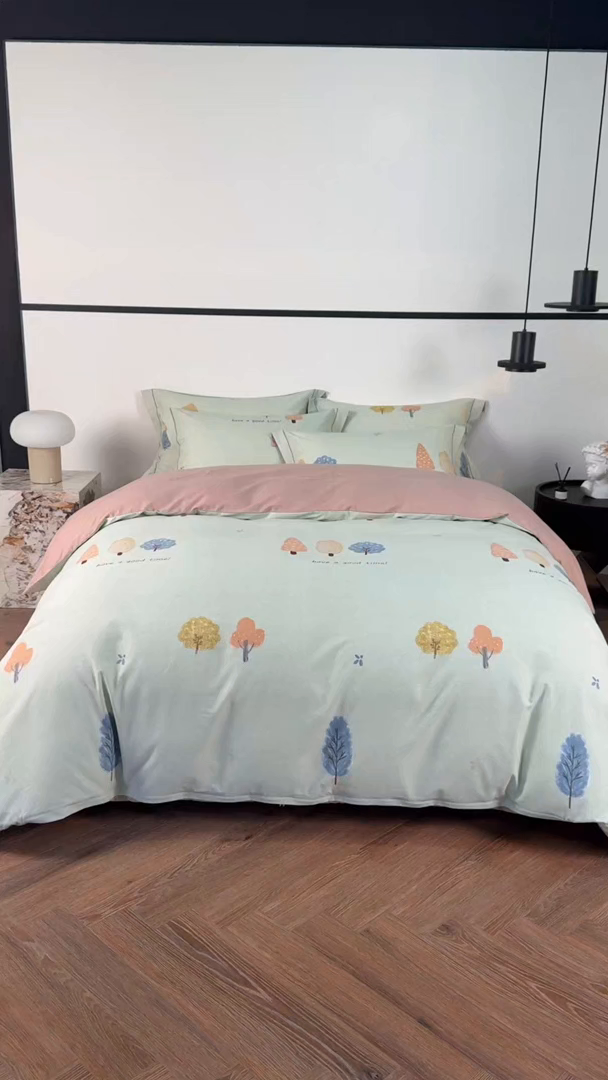 91家纺网 家纺一手货源 找家纺 薏思家纺 2025新款全棉纯棉活性生态磨毛数码印花四件套-条格卡通类 柏林少女-绿