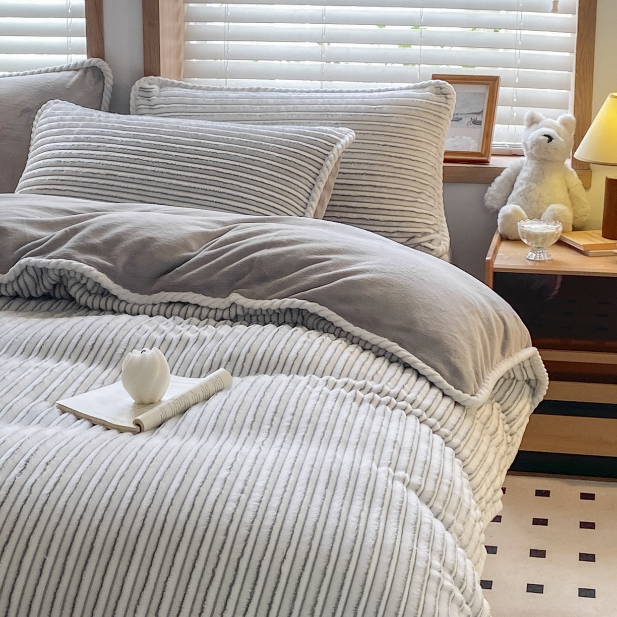 91家纺网 家纺一手货源 找家纺 酱子 2025新款阳离子立体提花绒抽条四件套 阳离子抽条-浅灰