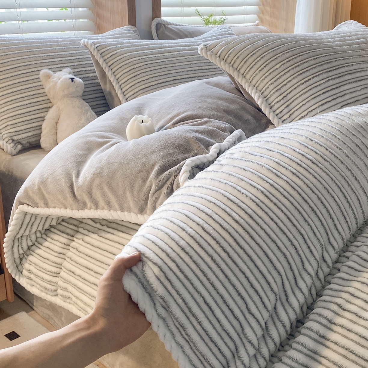 91家纺网 家纺一手货源 找家纺 酱子 2025新款阳离子立体提花绒抽条四件套 阳离子抽条-浅灰