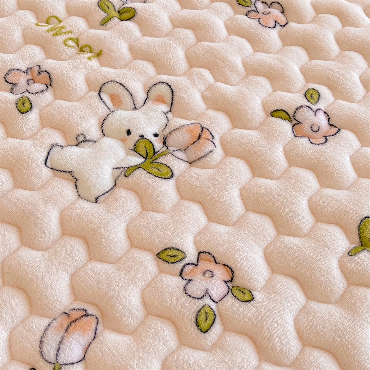 91家纺网 家纺一手货源 找家纺 雯豆家纺 2025新款学生上下铺加厚牛奶绒夹棉床笠宿舍大学生床垫保护套 牛奶绒夹棉床笠-月季小兔