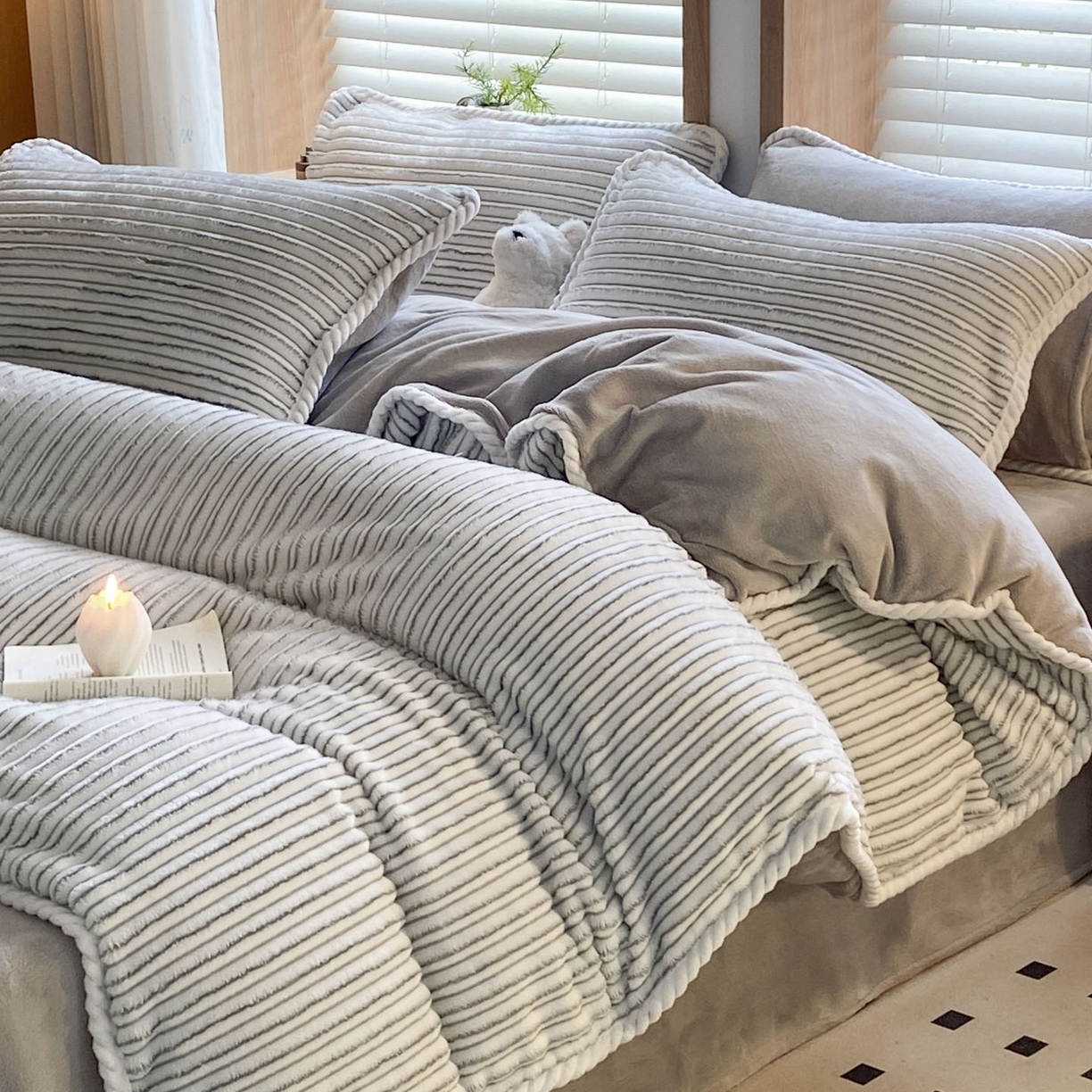 91家纺网 家纺一手货源 找家纺 酱子 2025新款阳离子立体提花绒抽条四件套 阳离子抽条-浅灰