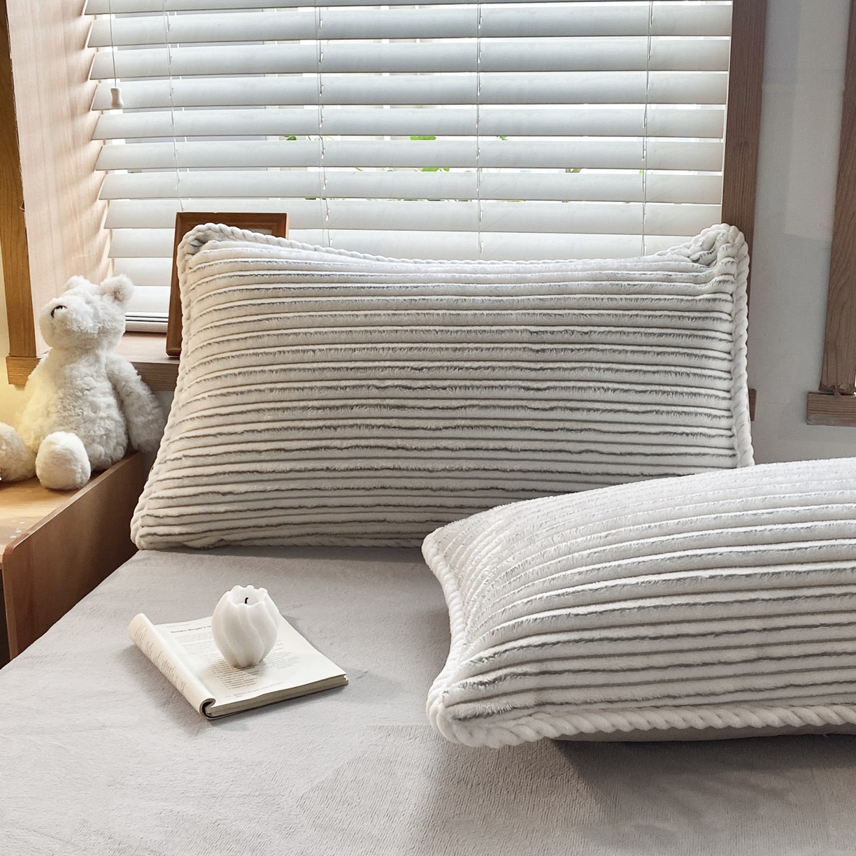 91家纺网 家纺一手货源 找家纺 酱子 2025新款阳离子立体提花绒抽条四件套 阳离子抽条-浅灰