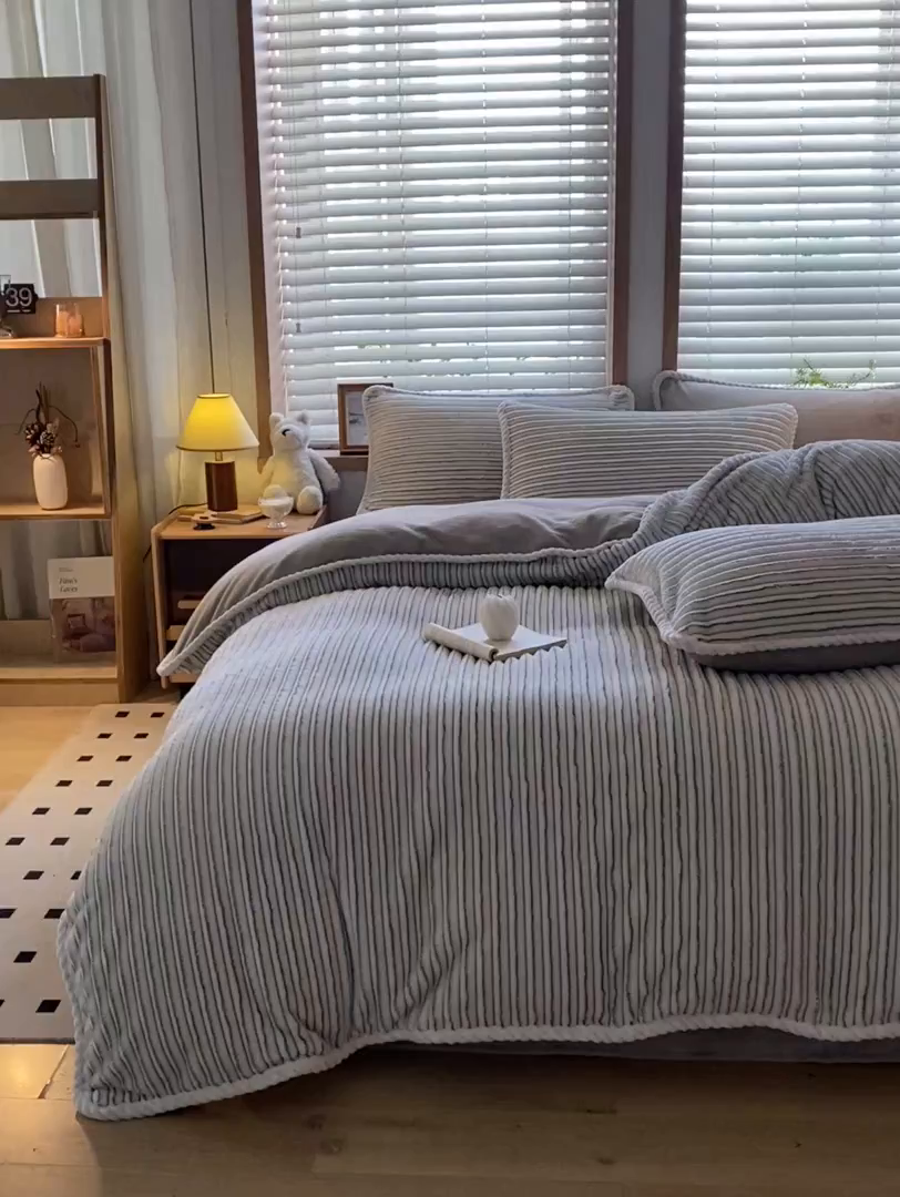 91家纺网 家纺一手货源 找家纺 酱子 2025新款阳离子立体提花绒抽条四件套 阳离子抽条-浅灰