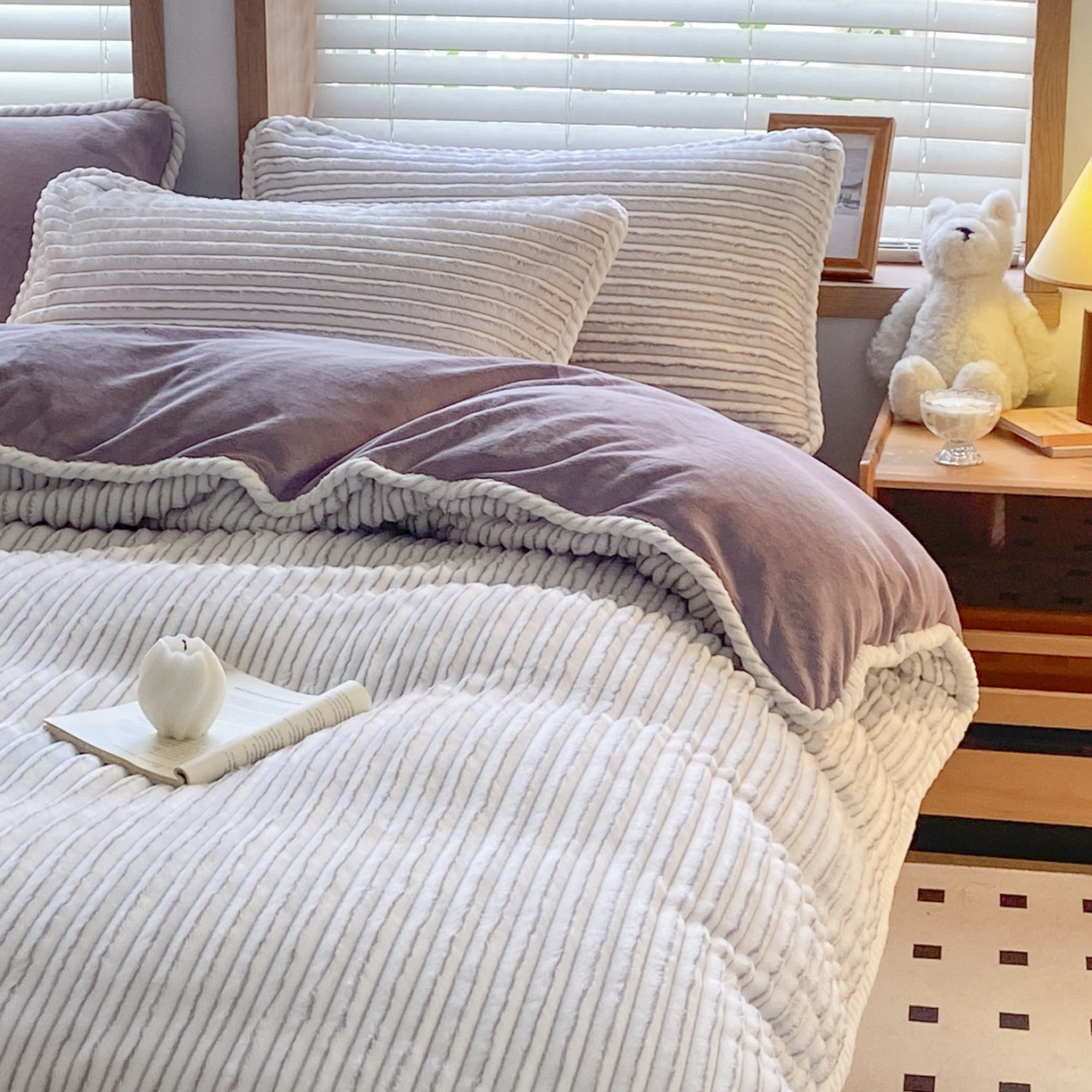 91家纺网 家纺一手货源 找家纺 酱子 2025新款阳离子立体提花绒抽条四件套 阳离子抽条-浅紫