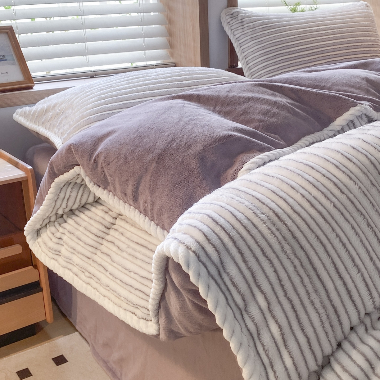 91家纺网 家纺一手货源 找家纺 酱子 2025新款阳离子立体提花绒抽条四件套 阳离子抽条-浅紫