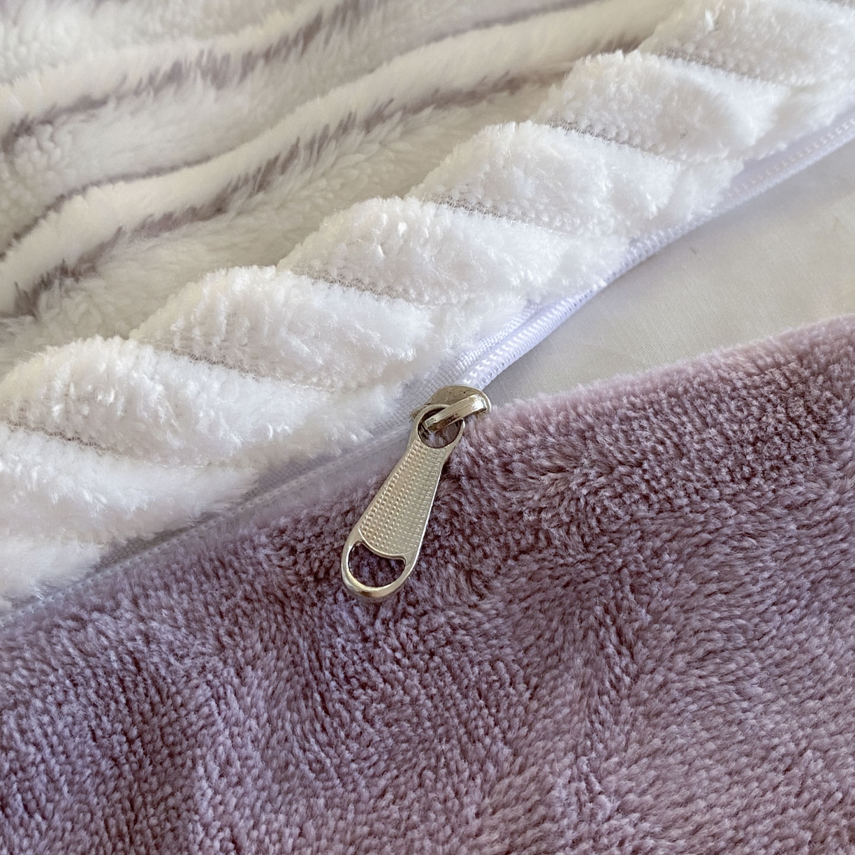 91家纺网 家纺一手货源 找家纺 酱子 2025新款阳离子立体提花绒抽条四件套 阳离子抽条-浅紫