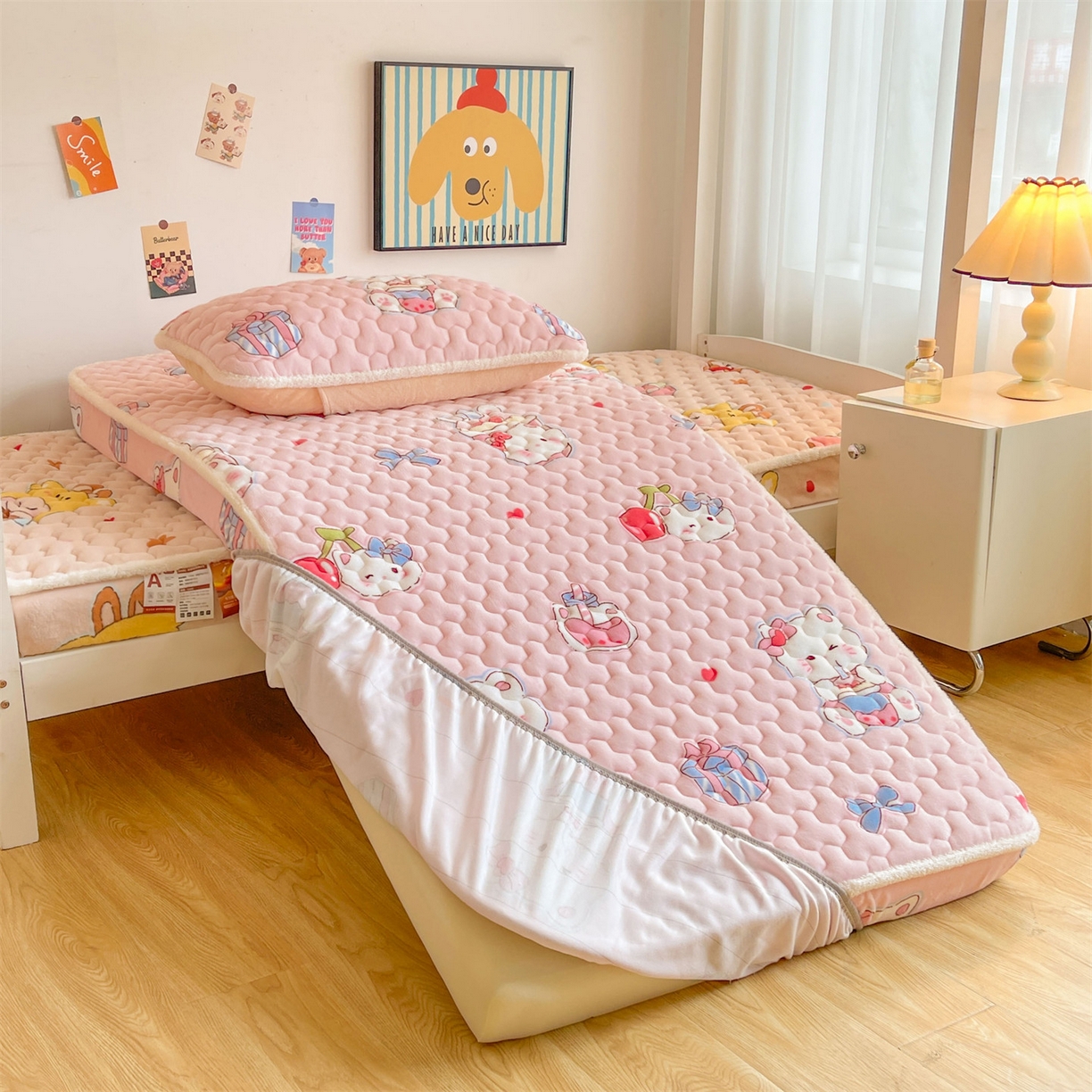 91家纺网 家纺一手货源 找家纺 雯豆家纺 2025新款学生上下铺加厚牛奶绒夹棉床笠宿舍大学生床垫保护套 牛奶绒床笠-茶杯猫咪