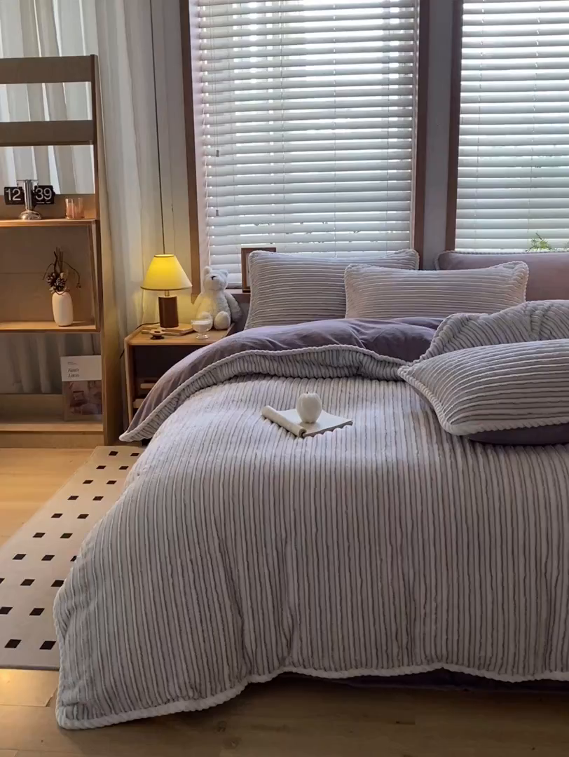 91家纺网 家纺一手货源 找家纺 酱子 2025新款阳离子立体提花绒抽条四件套 阳离子抽条-浅紫