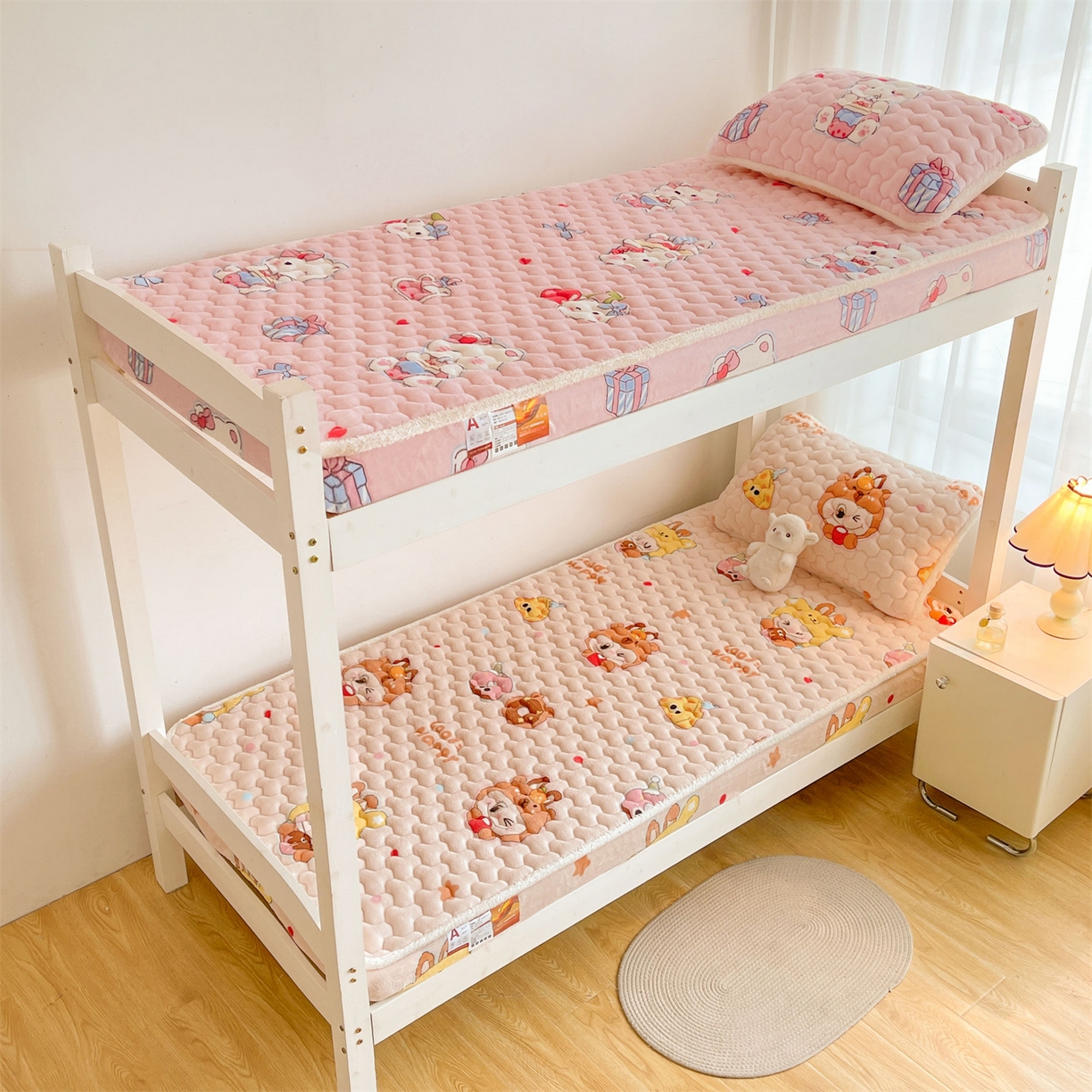 91家纺网 家纺一手货源 找家纺 雯豆家纺 2025新款学生上下铺加厚牛奶绒夹棉床笠宿舍大学生床垫保护套 牛奶绒床笠-茶杯猫咪