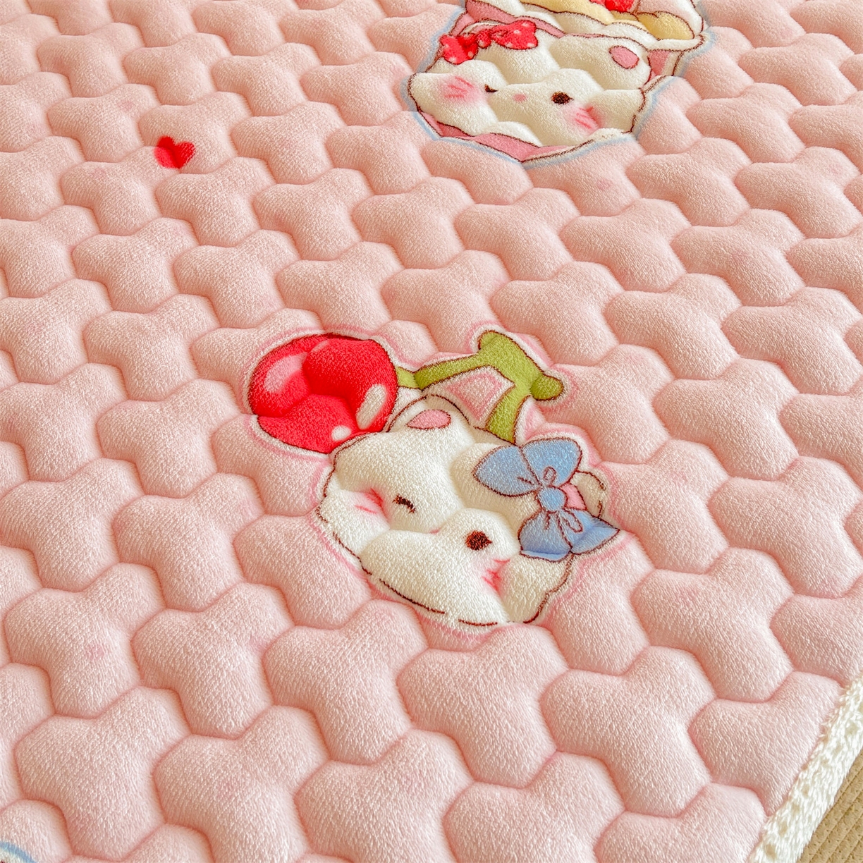 91家纺网 家纺一手货源 找家纺 雯豆家纺 2025新款学生上下铺加厚牛奶绒夹棉床笠宿舍大学生床垫保护套 牛奶绒床笠-茶杯猫咪