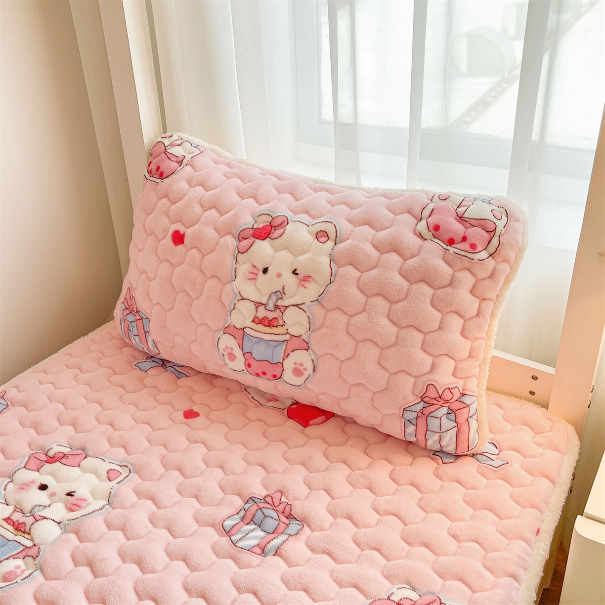 91家纺网 家纺一手货源 找家纺 雯豆家纺 2025新款学生上下铺加厚牛奶绒夹棉床笠宿舍大学生床垫保护套 牛奶绒床笠-茶杯猫咪