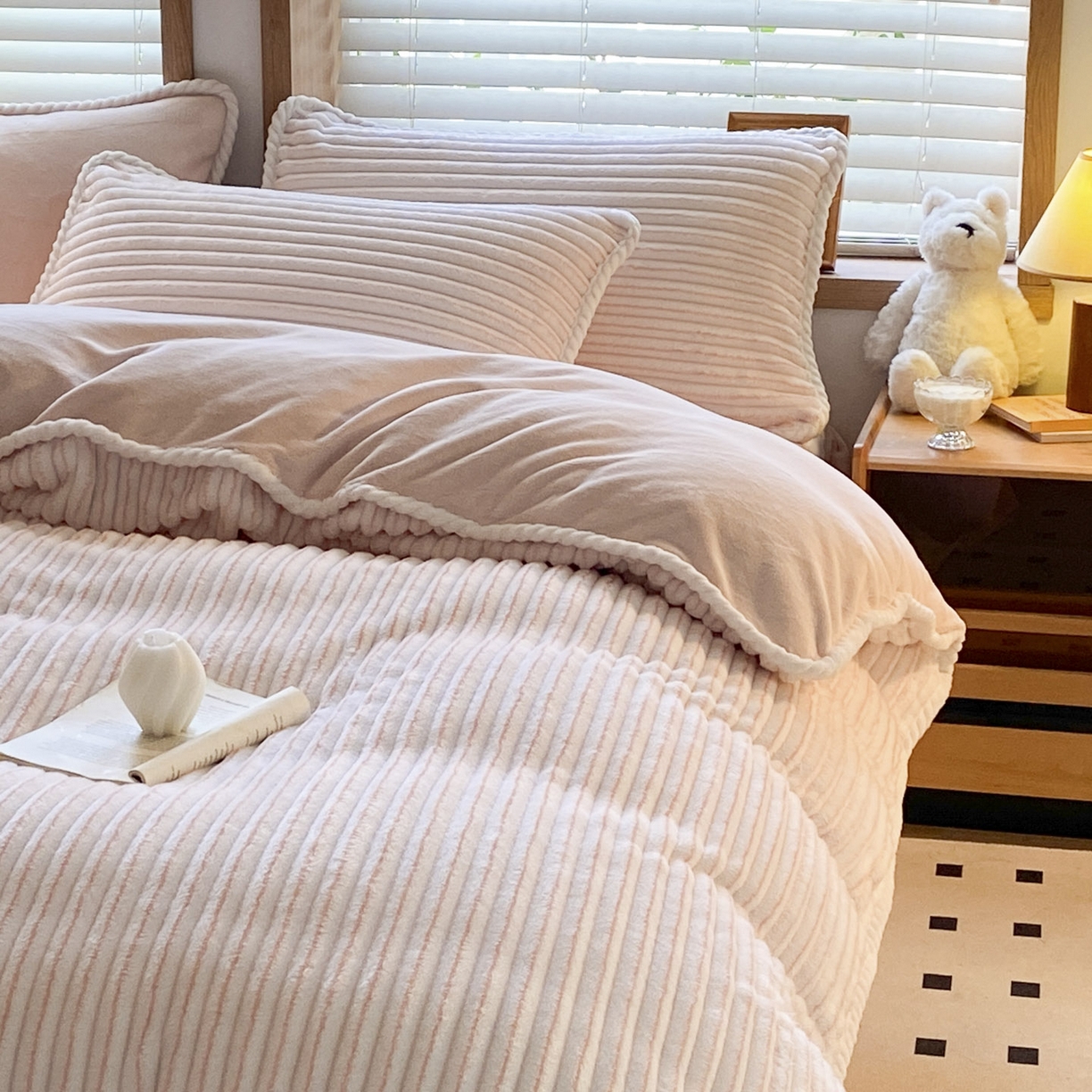 91家纺网 家纺一手货源 找家纺 酱子 2025新款阳离子立体提花绒抽条四件套 阳离子抽条-桃粉