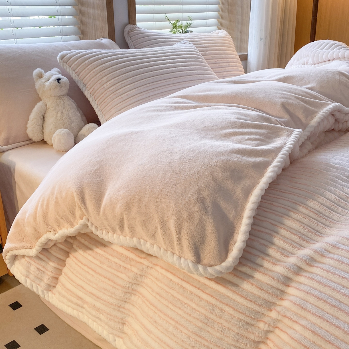 91家纺网 家纺一手货源 找家纺 酱子 2025新款阳离子立体提花绒抽条四件套 阳离子抽条-桃粉