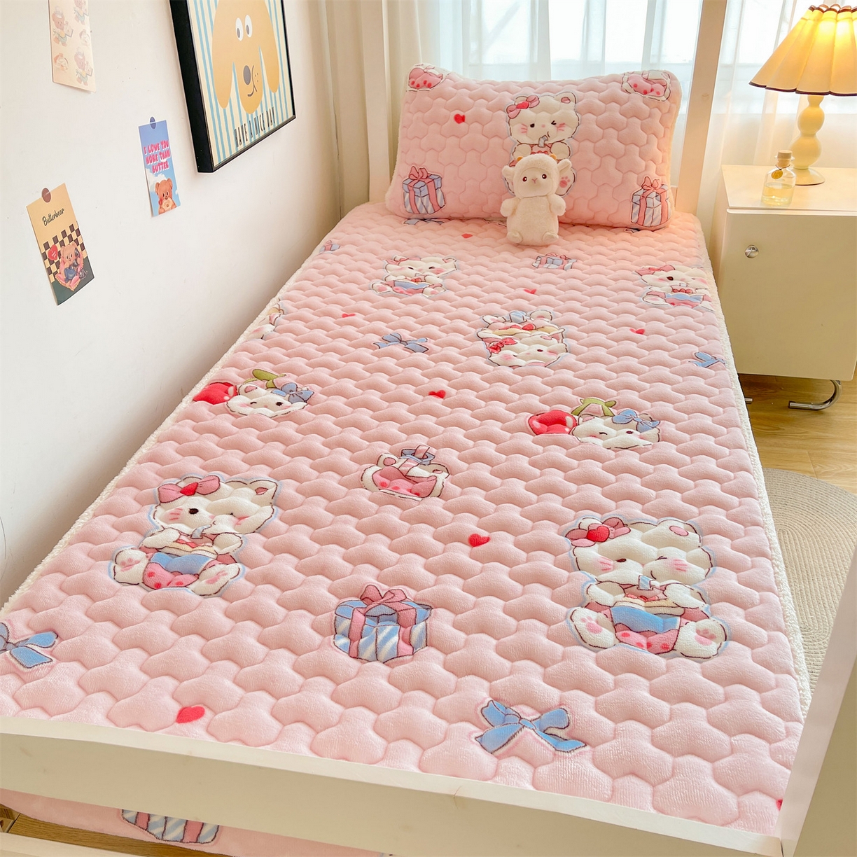 91家纺网 家纺一手货源 找家纺 雯豆家纺 2025新款学生上下铺加厚牛奶绒夹棉床笠宿舍大学生床垫保护套 牛奶绒床笠-茶杯猫咪