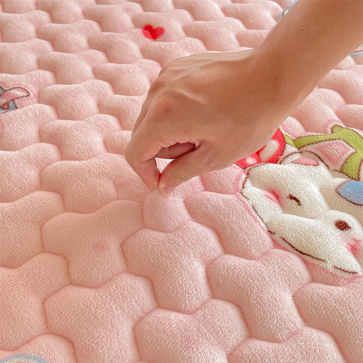 91家纺网 家纺一手货源 找家纺 雯豆家纺 2025新款学生上下铺加厚牛奶绒夹棉床笠宿舍大学生床垫保护套 牛奶绒床笠-茶杯猫咪