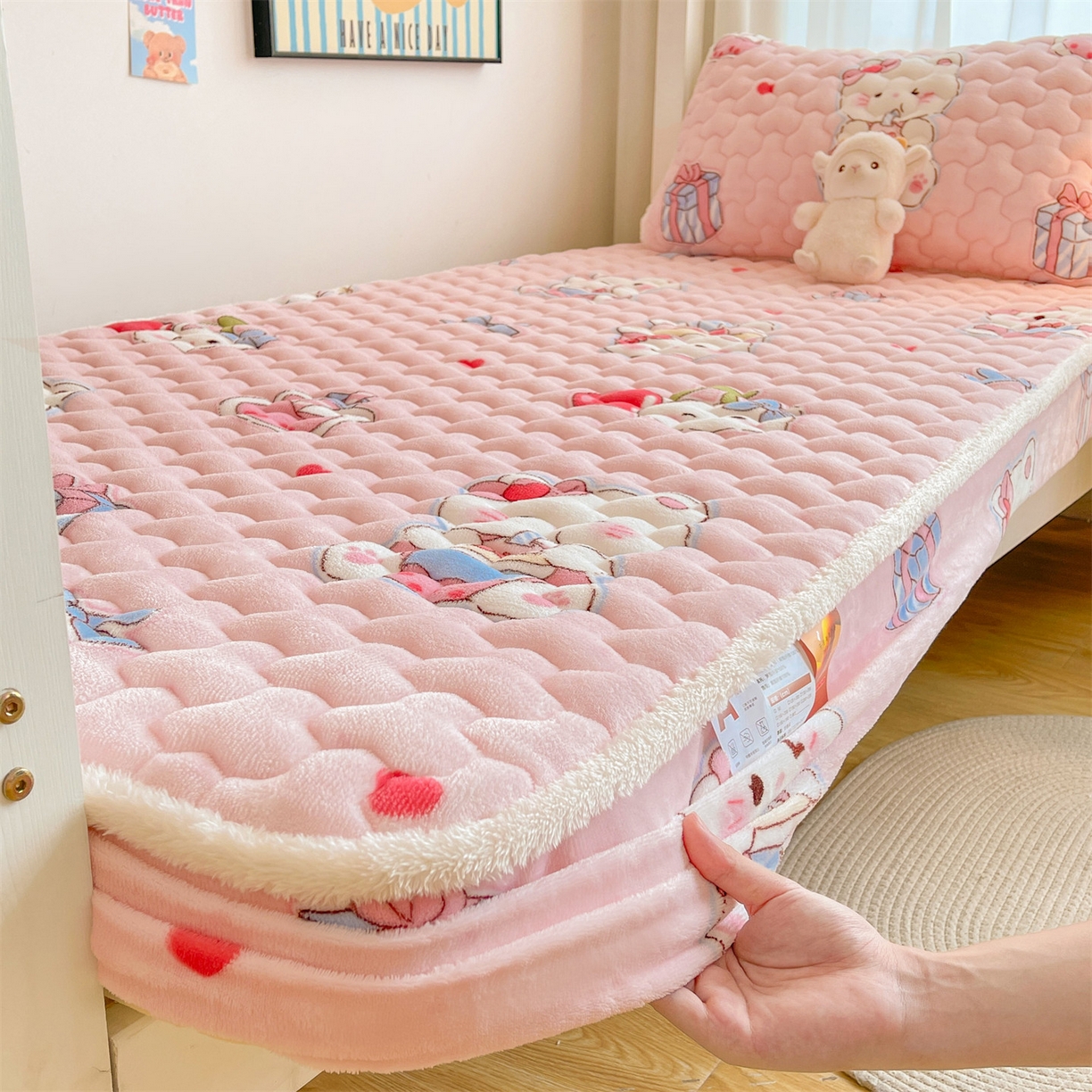 91家纺网 家纺一手货源 找家纺 雯豆家纺 2025新款学生上下铺加厚牛奶绒夹棉床笠宿舍大学生床垫保护套 牛奶绒床笠-茶杯猫咪