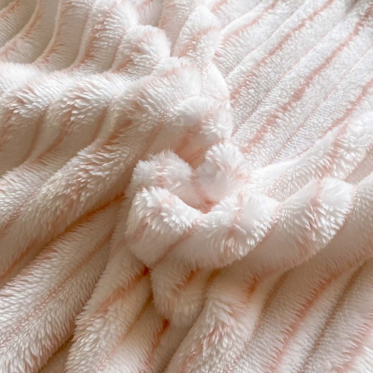 91家纺网 家纺一手货源 找家纺 酱子 2025新款阳离子立体提花绒抽条四件套 阳离子抽条-桃粉