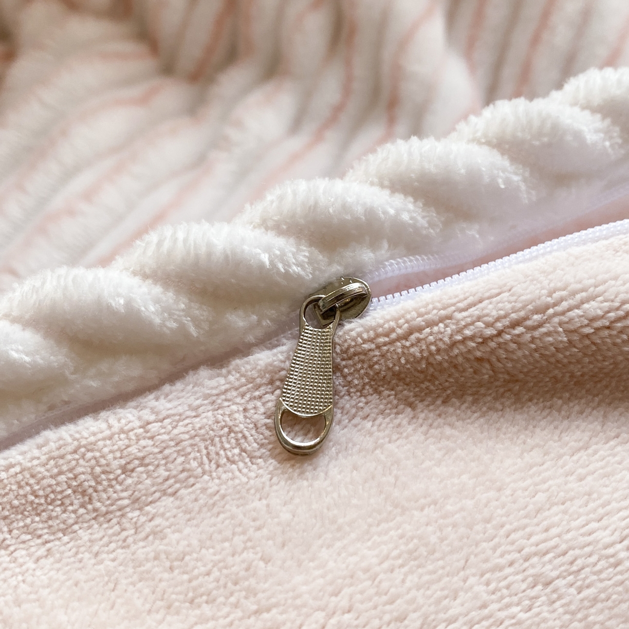 91家纺网 家纺一手货源 找家纺 酱子 2025新款阳离子立体提花绒抽条四件套 阳离子抽条-桃粉