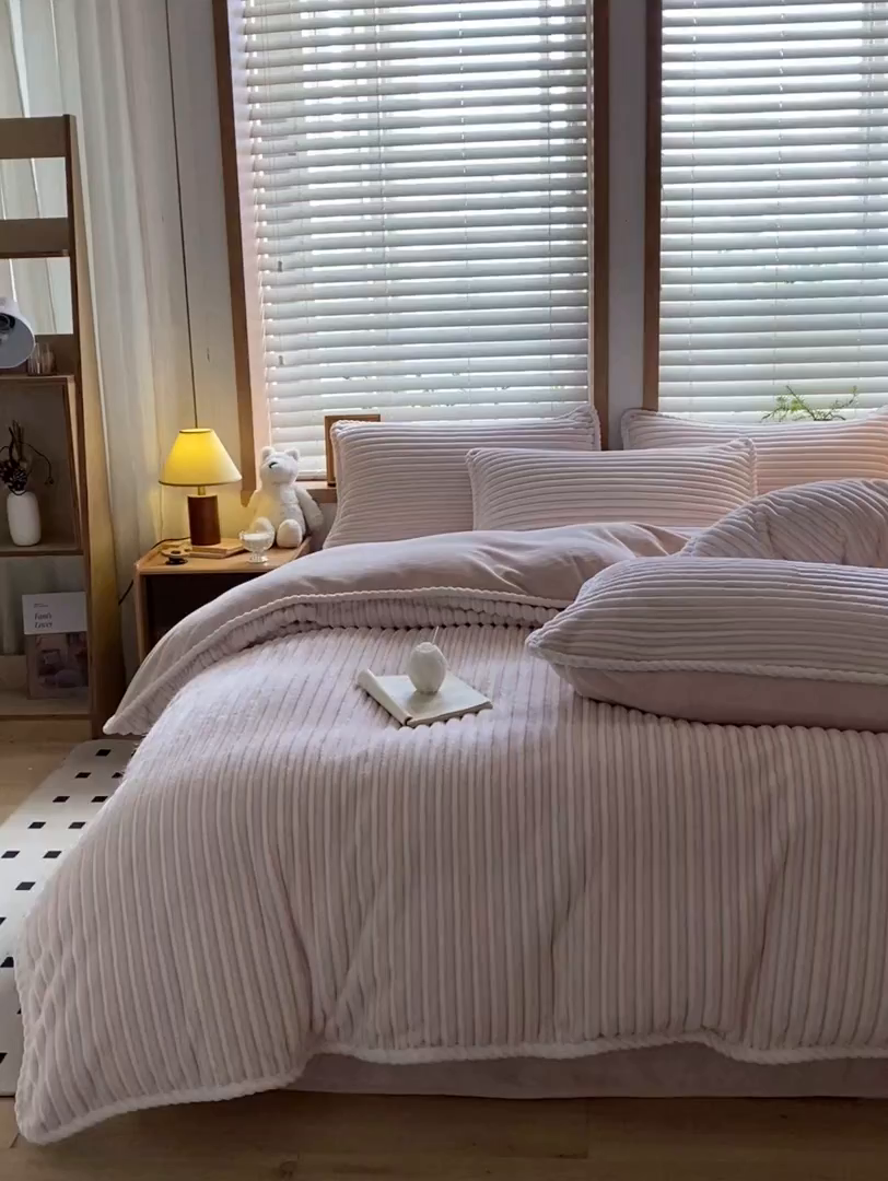 91家纺网 家纺一手货源 找家纺 酱子 2025新款阳离子立体提花绒抽条四件套 阳离子抽条-桃粉