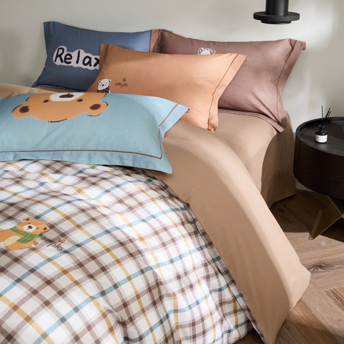 91家纺网 家纺一手货源 找家纺 薏思家纺 2025新款全棉纯棉活性生态磨毛数码印花四件套-条格卡通类 简单熊