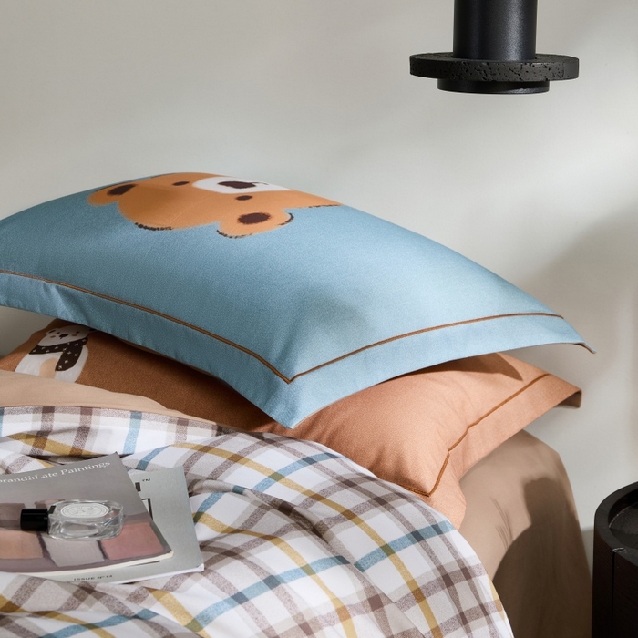 91家纺网 家纺一手货源 找家纺 薏思家纺 2025新款全棉纯棉活性生态磨毛数码印花四件套-条格卡通类 简单熊