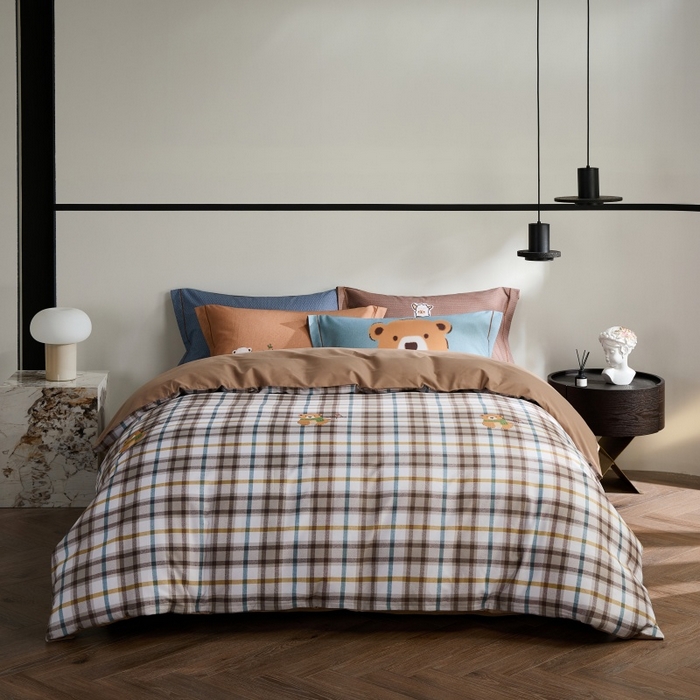 91家纺网 家纺一手货源 找家纺 薏思家纺 2025新款全棉纯棉活性生态磨毛数码印花四件套-条格卡通类 简单熊