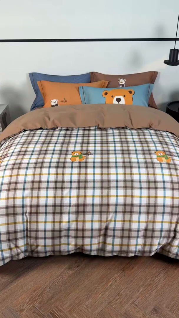 91家纺网 家纺一手货源 找家纺 薏思家纺 2025新款全棉纯棉活性生态磨毛数码印花四件套-条格卡通类 简单熊