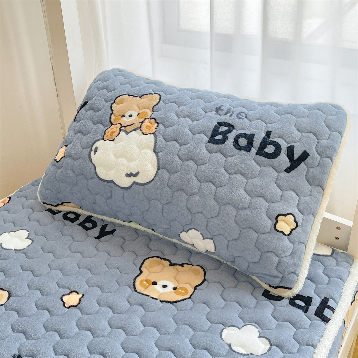 91家纺网 家纺一手货源 找家纺 雯豆家纺 2025新款学生上下铺加厚牛奶绒夹棉床笠宿舍大学生床垫保护套 牛奶绒夹棉床笠-云朵熊