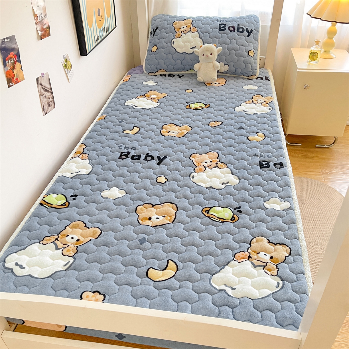 91家纺网 家纺一手货源 找家纺 雯豆家纺 2025新款学生上下铺加厚牛奶绒夹棉床笠宿舍大学生床垫保护套 牛奶绒夹棉床笠-云朵熊