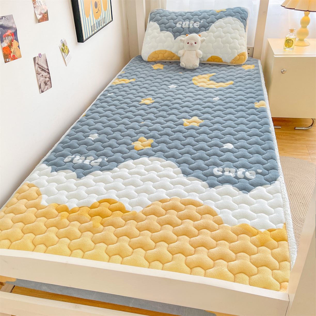 91家纺网 家纺一手货源 找家纺 雯豆家纺 2025新款学生上下铺加厚牛奶绒夹棉床笠宿舍大学生床垫保护套 牛奶绒夹棉床笠-筑梦星空