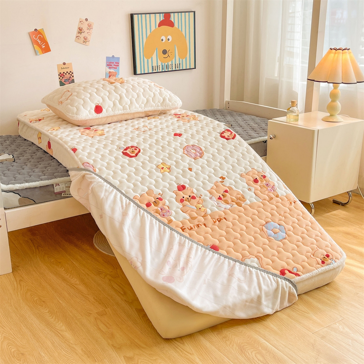 91家纺网 家纺一手货源 找家纺 雯豆家纺 2025新款学生上下铺加厚牛奶绒夹棉床笠宿舍大学生床垫保护套 牛奶绒床笠-欢乐聚会