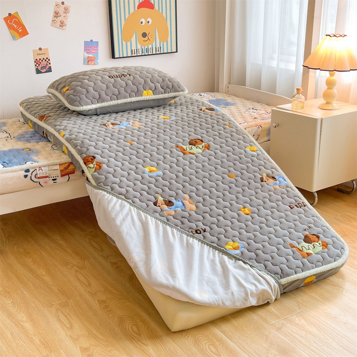 91家纺网 家纺一手货源 找家纺 雯豆家纺 2025新款学生上下铺加厚牛奶绒夹棉床笠宿舍大学生床垫保护套 牛奶绒床笠-腊肠狗