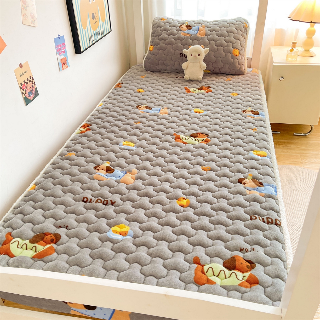 91家纺网 家纺一手货源 找家纺 雯豆家纺 2025新款学生上下铺加厚牛奶绒夹棉床笠宿舍大学生床垫保护套 牛奶绒床笠-腊肠狗