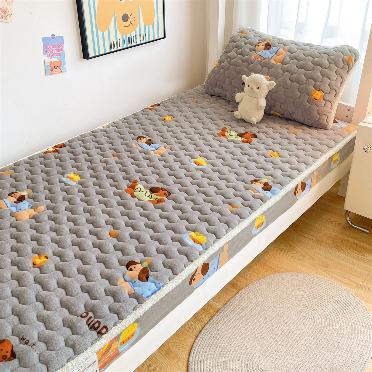 91家纺网 家纺一手货源 找家纺 雯豆家纺 2025新款学生上下铺加厚牛奶绒夹棉床笠宿舍大学生床垫保护套 牛奶绒床笠-腊肠狗