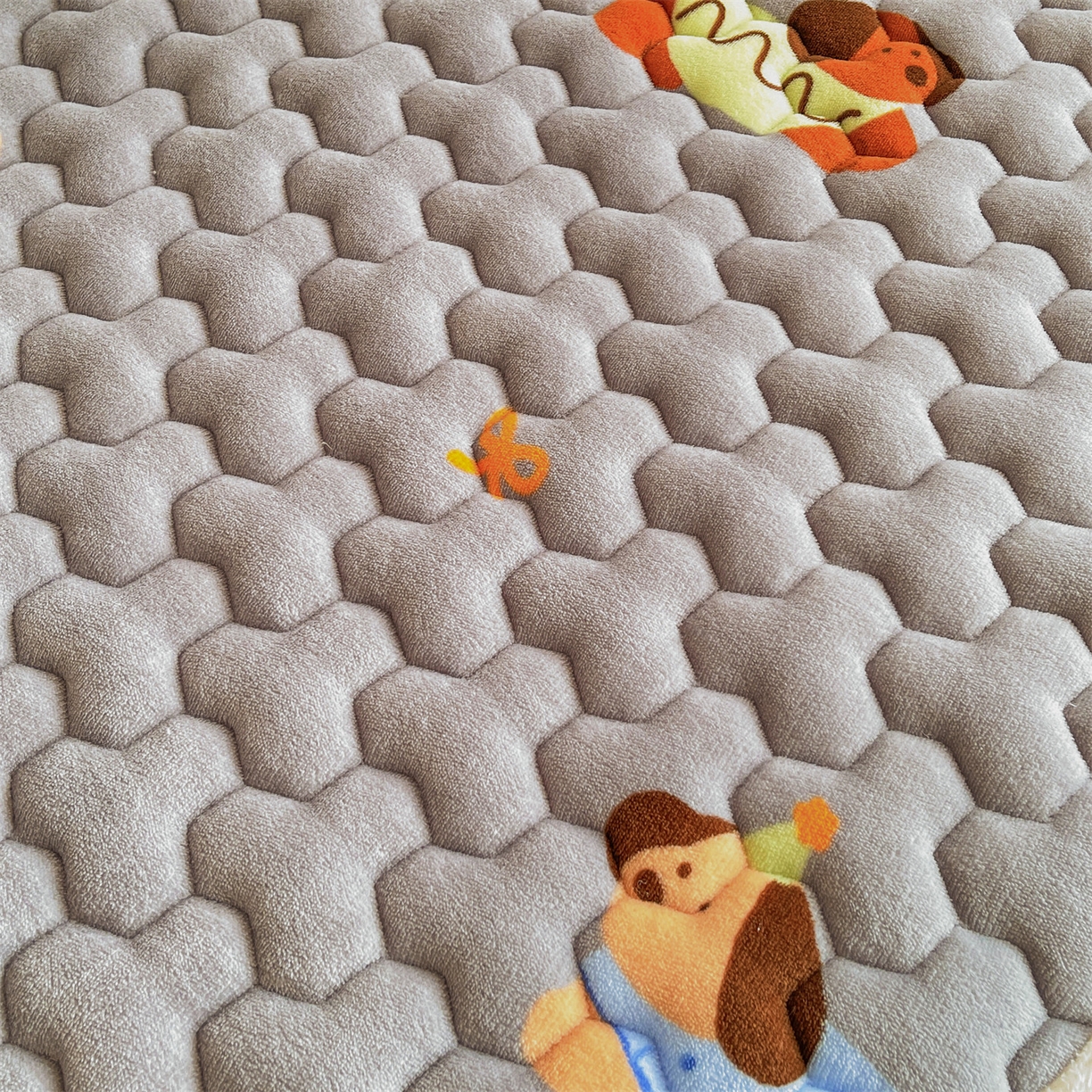 91家纺网 家纺一手货源 找家纺 雯豆家纺 2025新款学生上下铺加厚牛奶绒夹棉床笠宿舍大学生床垫保护套 牛奶绒床笠-腊肠狗