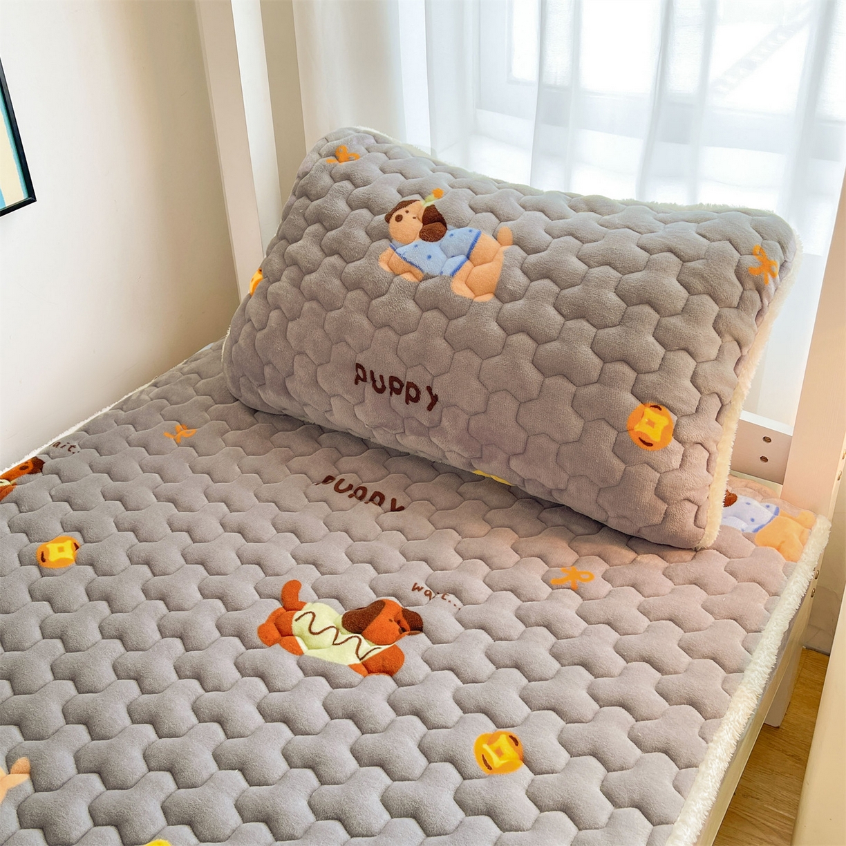 91家纺网 家纺一手货源 找家纺 雯豆家纺 2025新款学生上下铺加厚牛奶绒夹棉床笠宿舍大学生床垫保护套 牛奶绒床笠-腊肠狗