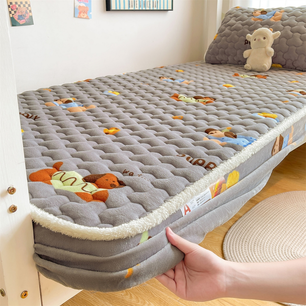 91家纺网 家纺一手货源 找家纺 雯豆家纺 2025新款学生上下铺加厚牛奶绒夹棉床笠宿舍大学生床垫保护套 牛奶绒床笠-腊肠狗