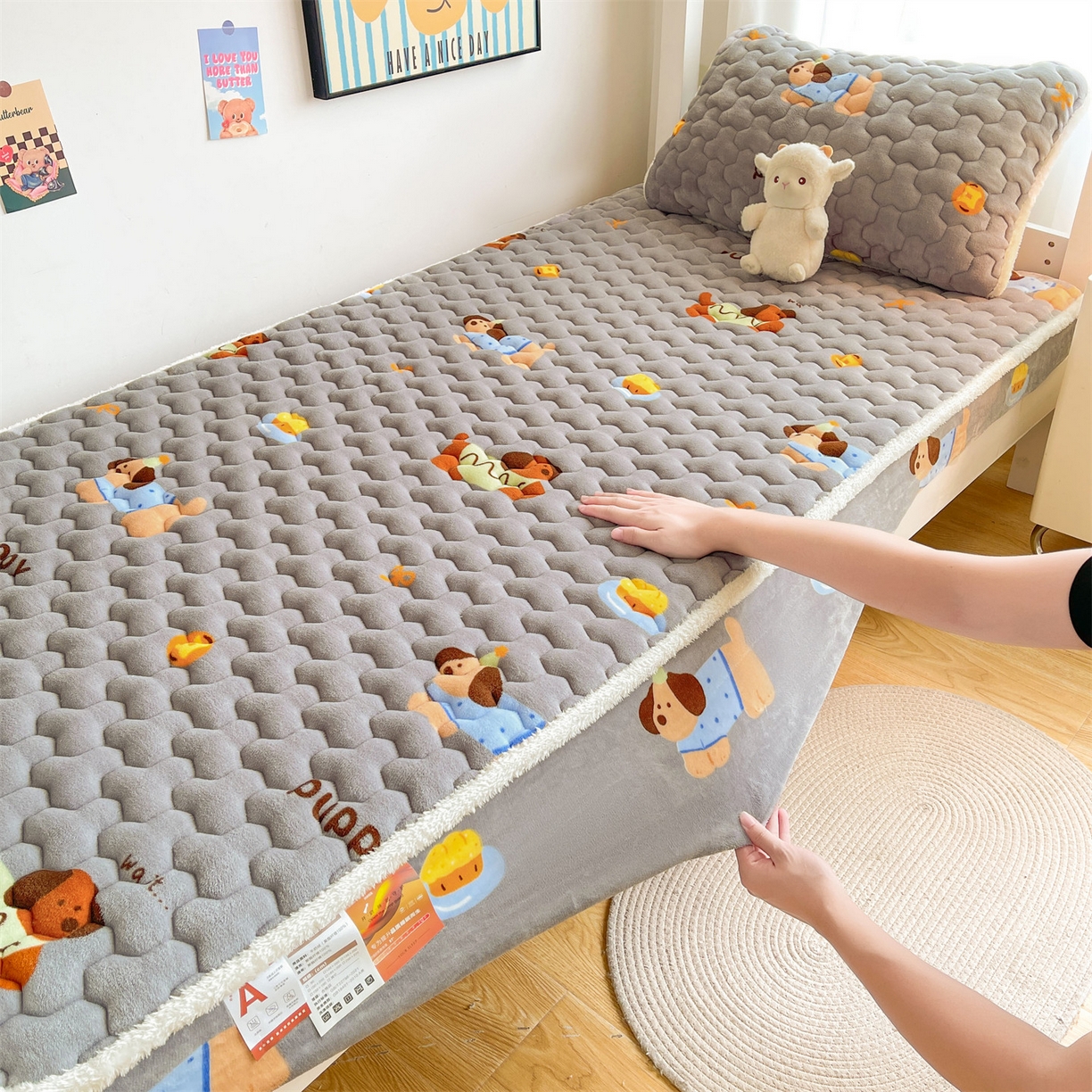 91家纺网 家纺一手货源 找家纺 雯豆家纺 2025新款学生上下铺加厚牛奶绒夹棉床笠宿舍大学生床垫保护套 牛奶绒床笠-腊肠狗