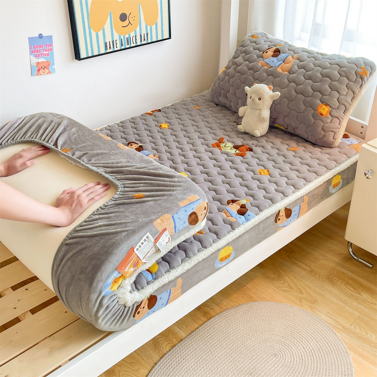 91家纺网 家纺一手货源 找家纺 雯豆家纺 2025新款学生上下铺加厚牛奶绒夹棉床笠宿舍大学生床垫保护套 牛奶绒床笠-腊肠狗