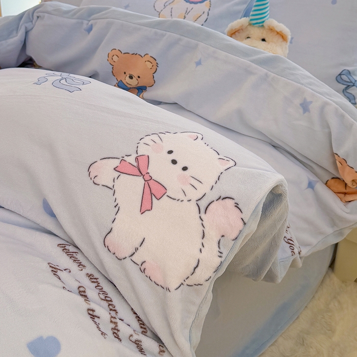 91家纺网 家纺一手货源 找家纺 酱子 2025新款200克高克重印花牛奶绒四件套 星喵喵熊甜梦园