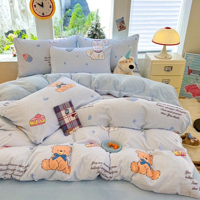 91家纺网 家纺一手货源 找家纺 酱子 2025新款200克高克重印花牛奶绒四件套 星喵喵熊甜梦园