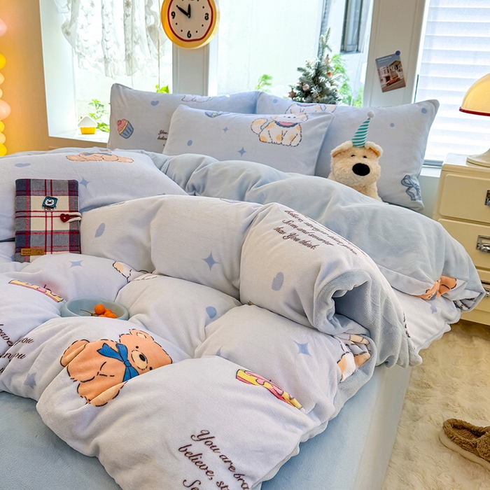 91家纺网 家纺一手货源 找家纺 酱子 2025新款200克高克重印花牛奶绒四件套 星喵喵熊甜梦园