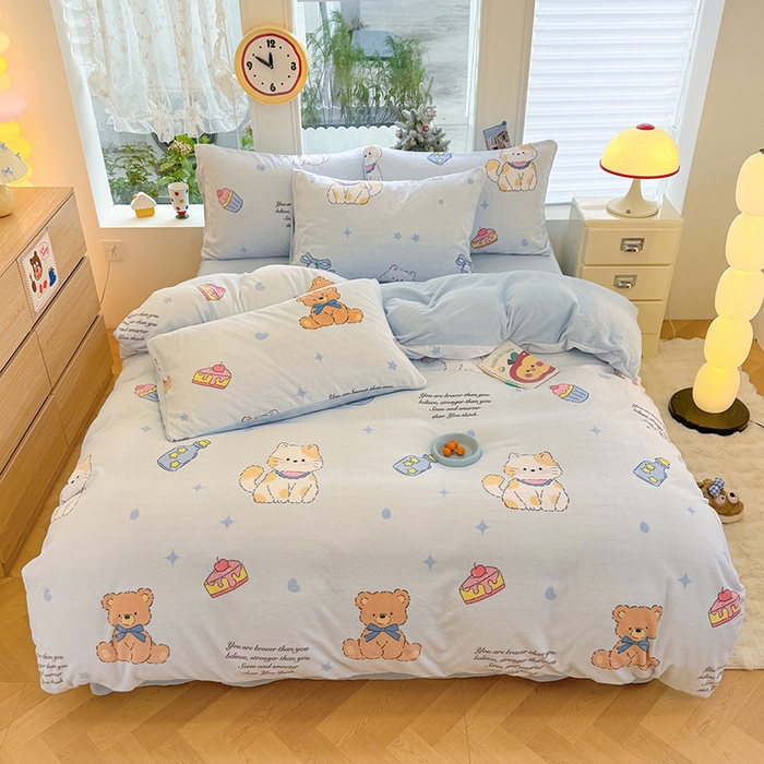 91家纺网 家纺一手货源 找家纺 酱子 2025新款200克高克重印花牛奶绒四件套 星喵喵熊甜梦园