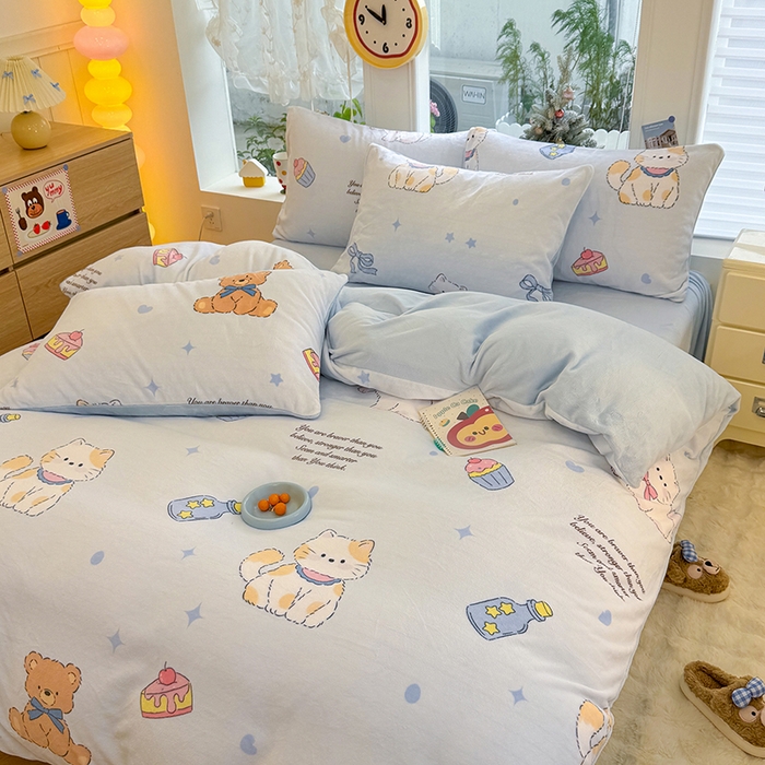 91家纺网 家纺一手货源 找家纺 酱子 2025新款200克高克重印花牛奶绒四件套 星喵喵熊甜梦园